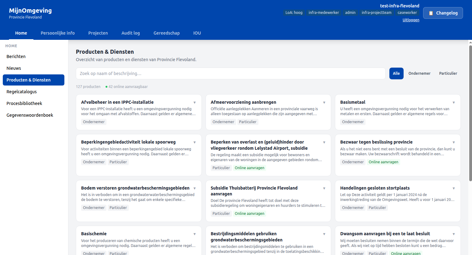 Screenshot: Producten & Diensten Catalogus showing a 2-column card grid with audience badges and an 'Online aanvragen' badge on applicable cards; stats row visible at the top